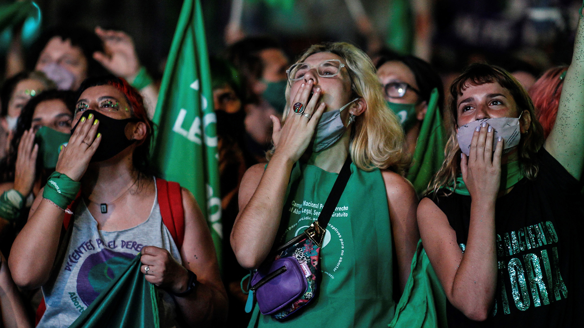 "Hoy somos una sociedad mejor", afirma el presidente de Argentina tras legalización del aborto - miles-de-mujeres-celebran-en-argentina-la-aprobacion-del-aborto-legal