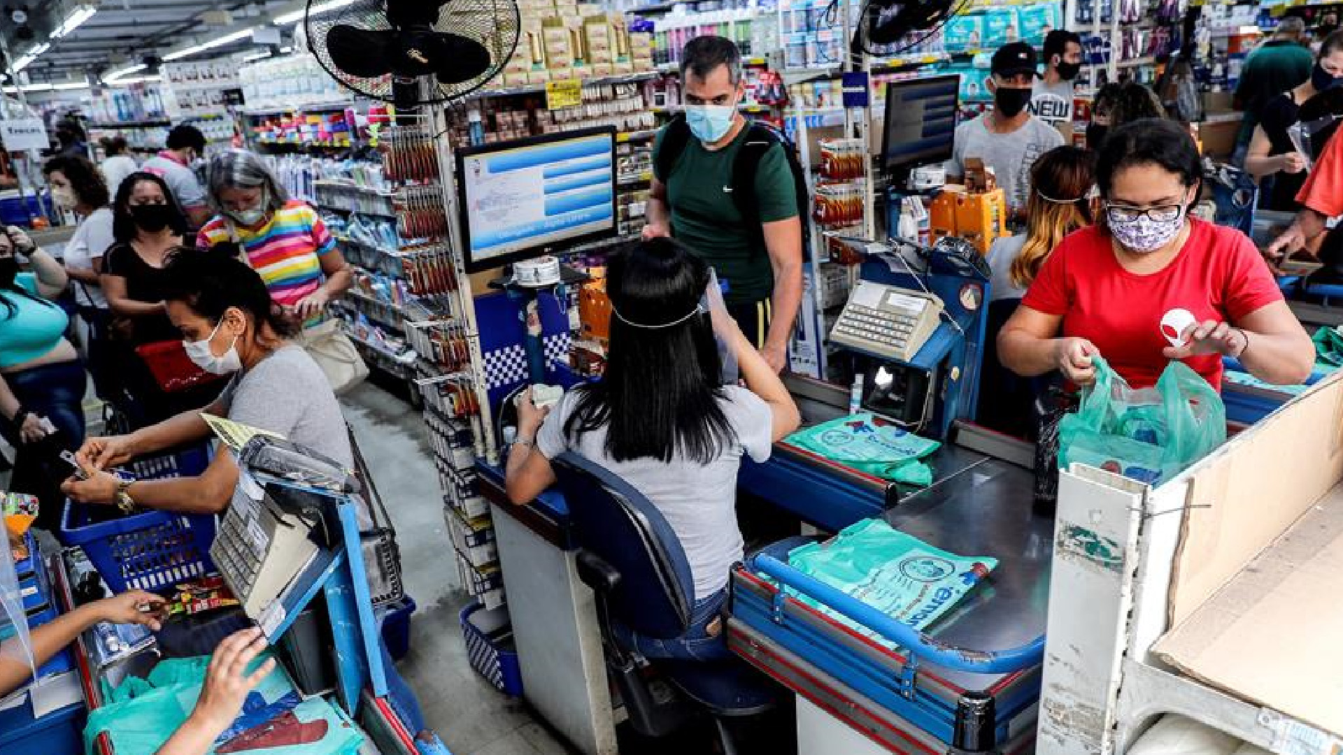 Miles de personas realizan compras en Sao Paulo pese a aceleramiento de casos COVID-19 en Brasil