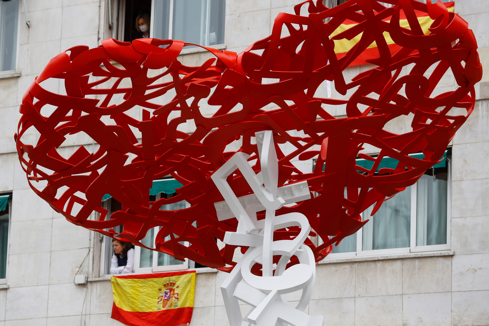 Tras un año, los españoles soportan la pandemia y esperan la vacuna - monumento-en-espana-a-personal-sanitario-muerto-por-covid-19