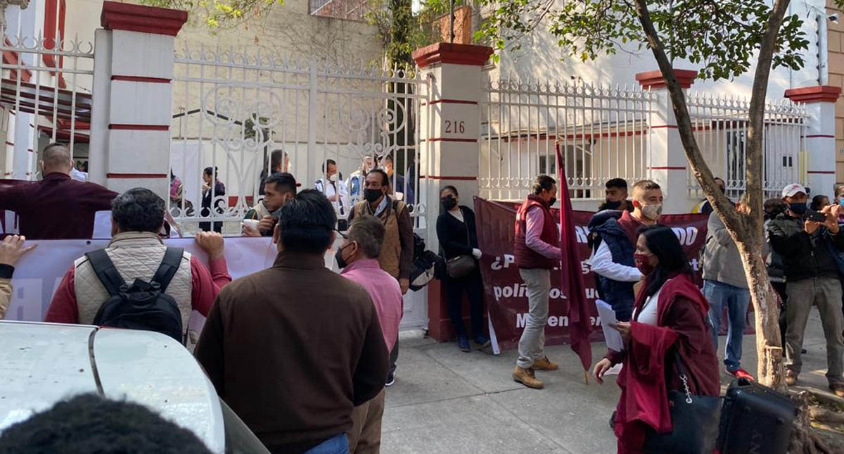 Militantes de Morena protestan frente a la sede nacional del partido por presunta imposición