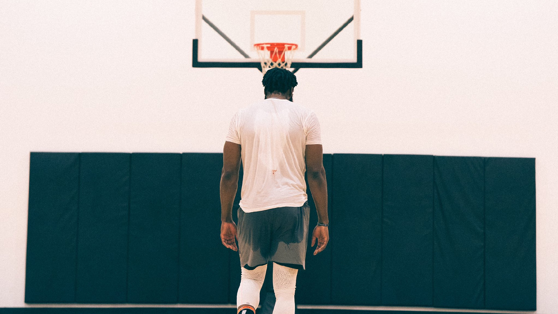 NBA cancela primer partido de temporada por COVID-19; James Harden aislado por aparecer sin cubrebocas en club nocturno en Texas