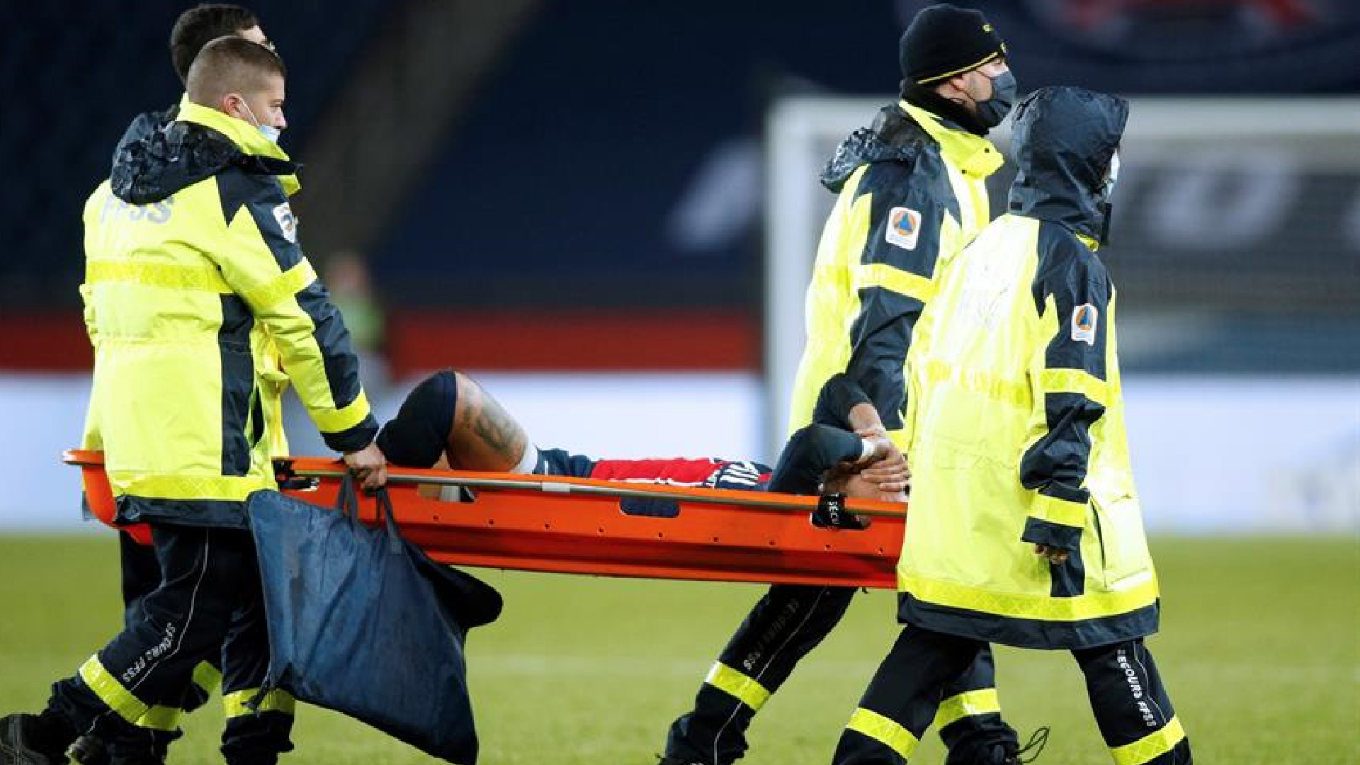 Neymar abandona en camilla partido ante Lyon por lesión de tobillo - neymar-abandona-campo-de-juego-en-camilla-por-lesion-en-tobillo-izquierdo-foto-efe