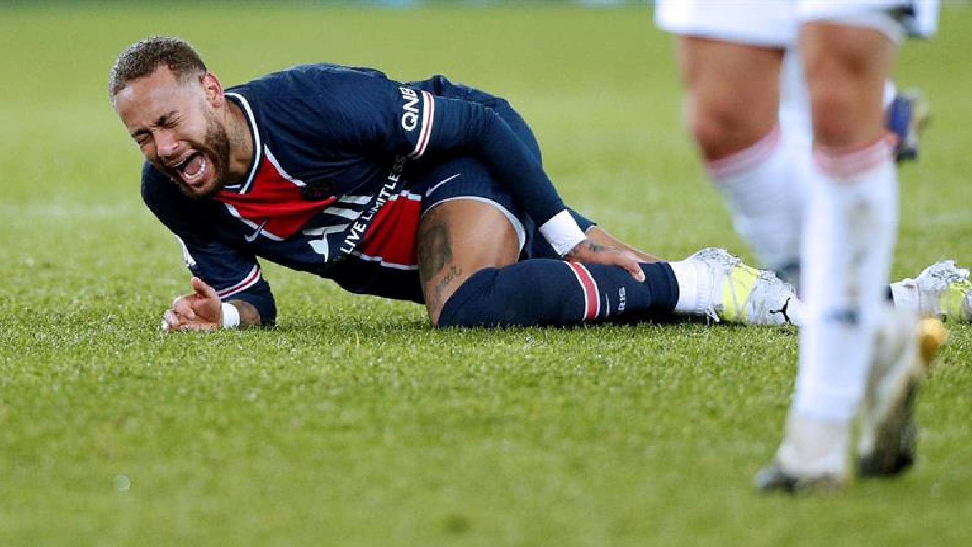 Neymar abandona en camilla partido ante Lyon por lesión de tobillo