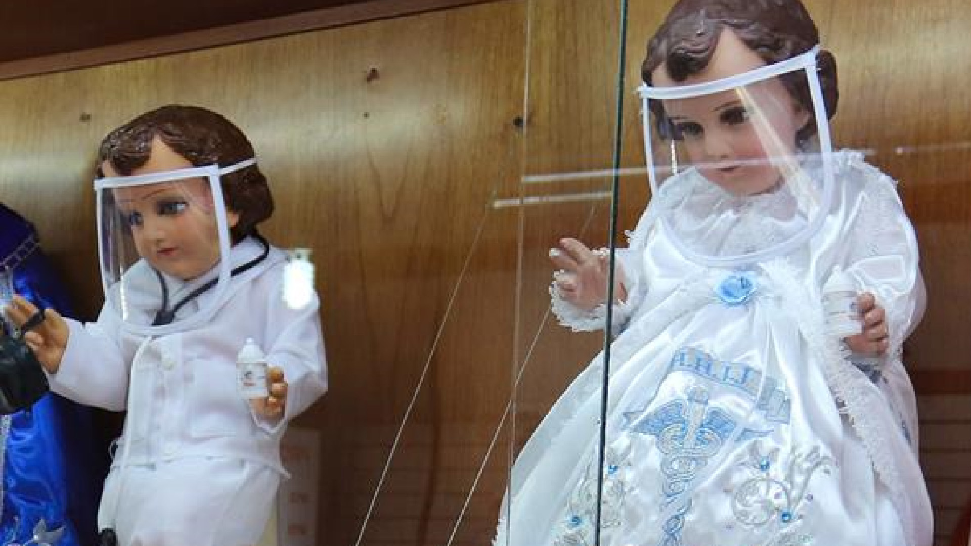 Venden Niño Dios con cubrebocas para concientizar a los fieles mexicanos sobre el COVID-19 - ninos-dios-con-cubrebocas-para-concientizar-a-los-mexicanos-mas-devotos-del-covid-19-foto-efe