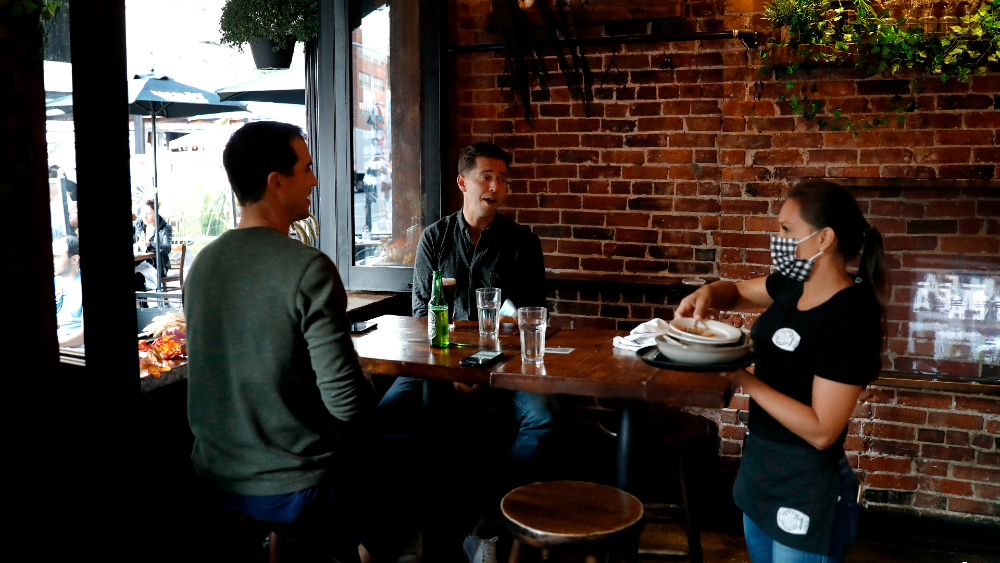 Nueva York prohíbe otra vez consumo en interiores para frenar casos de COVID-19