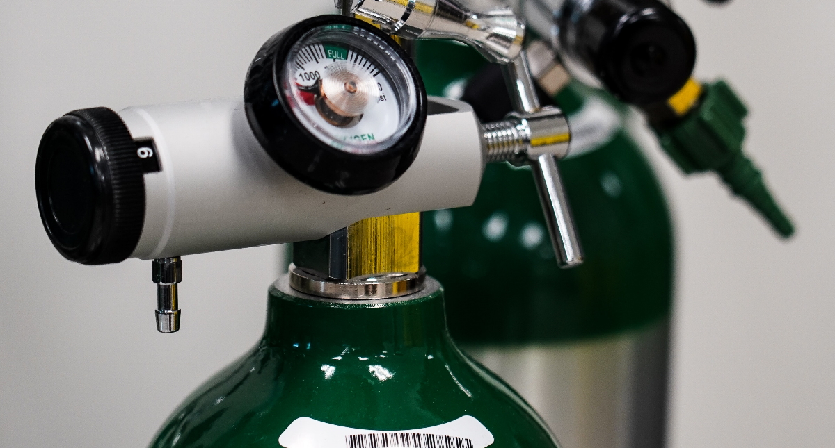 Aumento en precio del oxígeno se debe a intermediarios y vendedores ilegales, asegura Sheffield