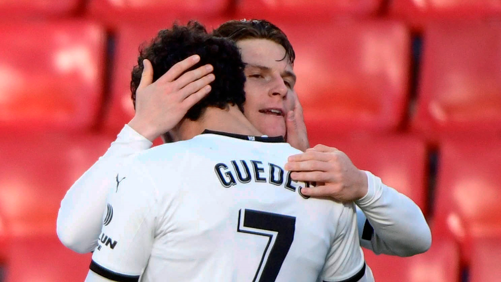 Expulsan a jugador del Valencia por insultar al árbitro