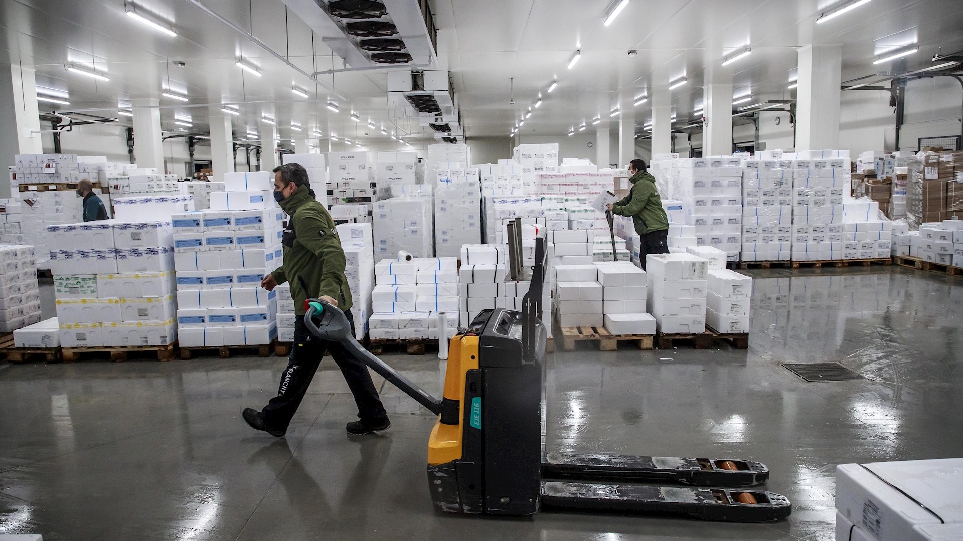 La pandemia registra su peor día, con 13 mil muertes y casi 700 mil contagios de COVID-19