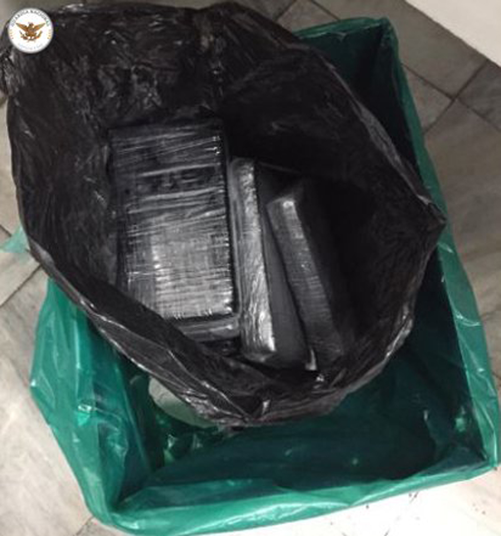 Decomisan 10 paquetes de cocaína en baños del AICM - paquetes-de-cocaina-hallados-en-banos-del-aicm