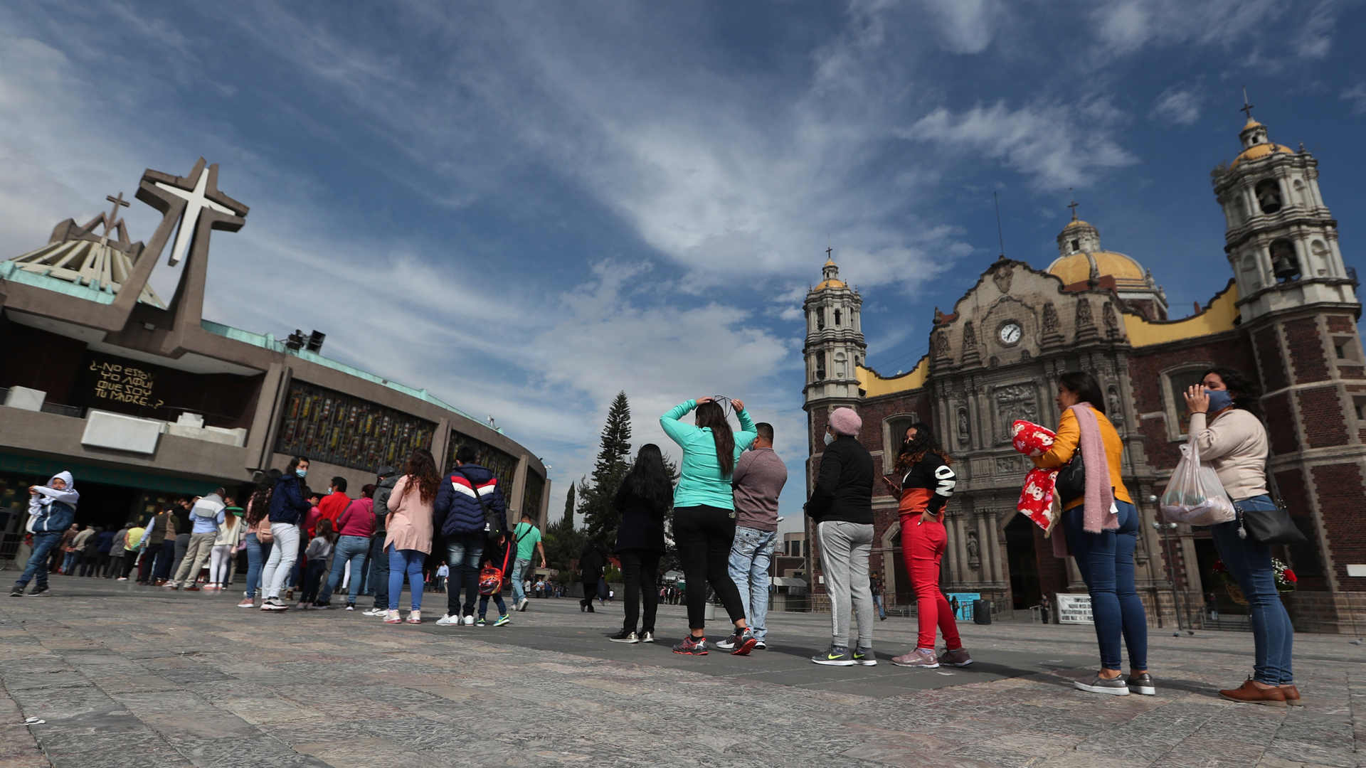 Abarrotan Basílica de Guadalupe previo a cierre por Día de la Virgen - peregrinos-en-basilica-de-guadalupe