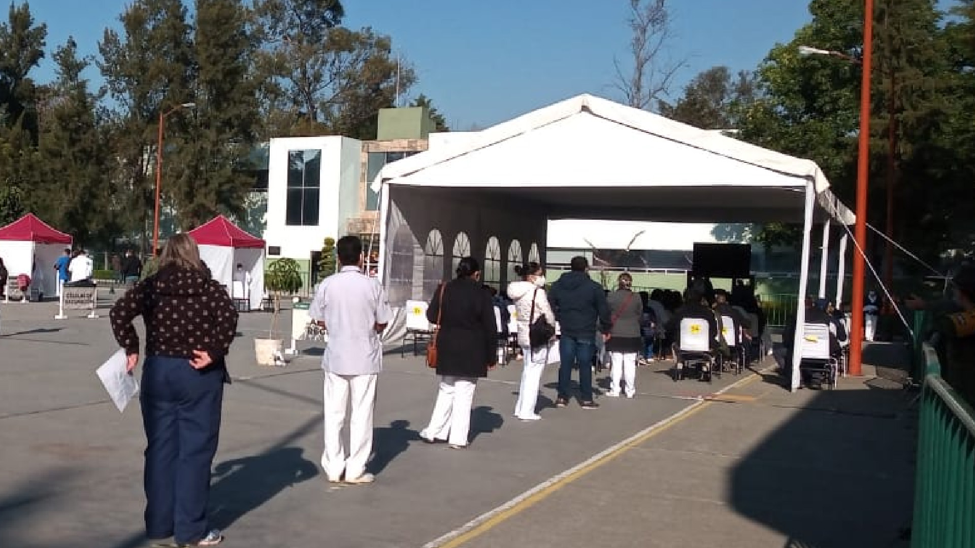 Personal de Salud se forma por horas para recibir vacuna contra COVID-19; no aparecen en listas y no la reciben