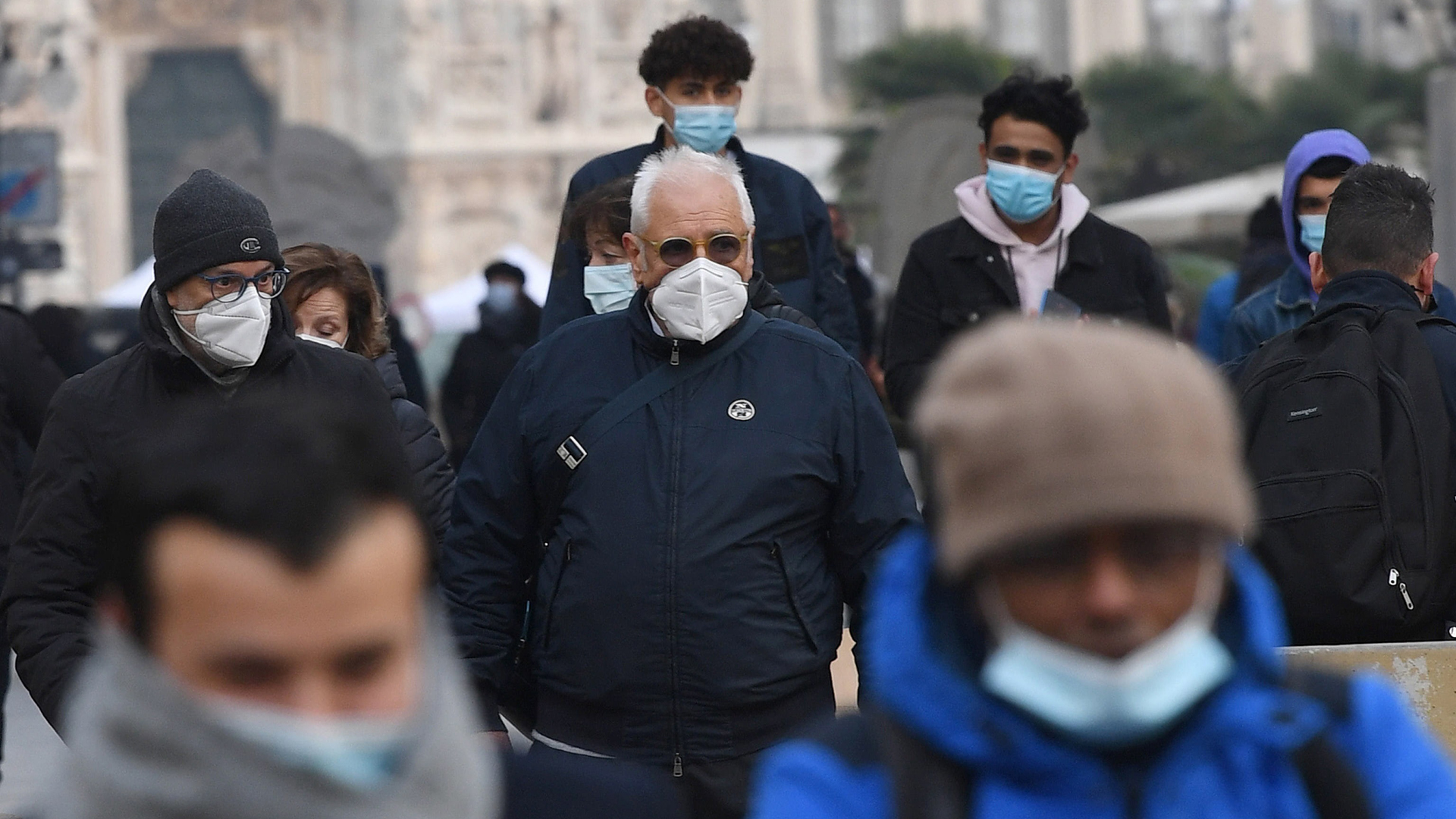Impondrá Italia cuarentena a turistas y ciudadanos que vuelvan tras Navidad - personas-con-cubrebocas-para-evitar-el-covid-19-en-milan-italia