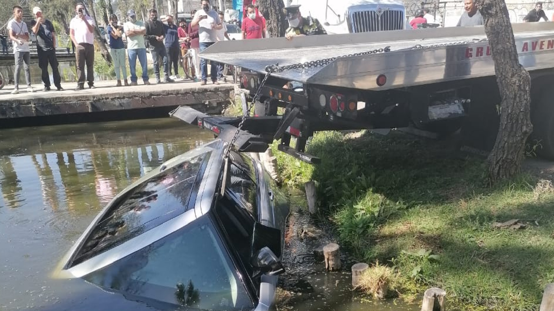 Conductor intenta esquivar auto, pierde el control y cae a canal en Xochimilco