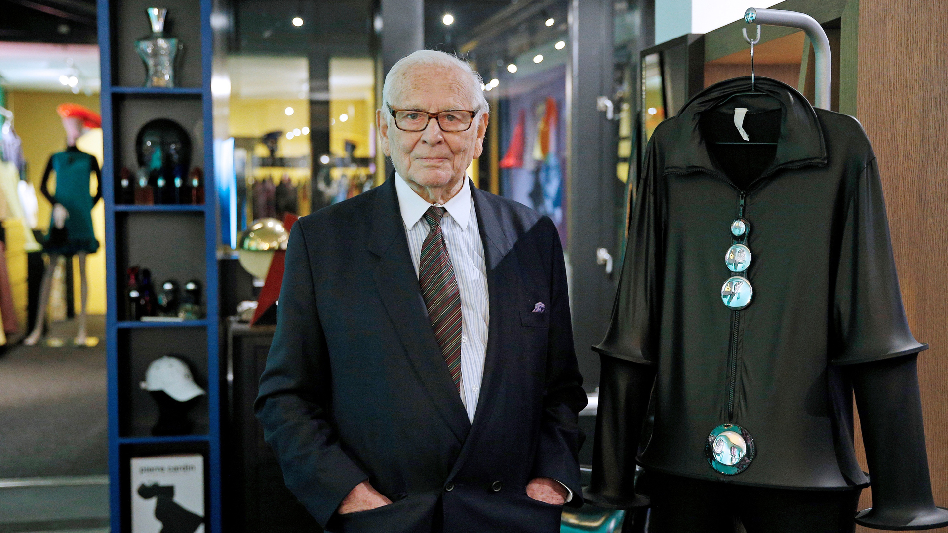 Ocho razones para recordar a Pierre Cardin como un revolucionario - pierre-cardin-con-parte-de-su-coleccion