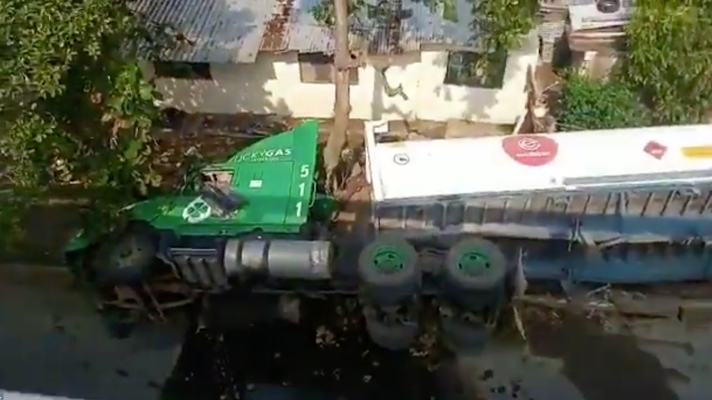 Pipa con etanol cae de puente en Veracruz