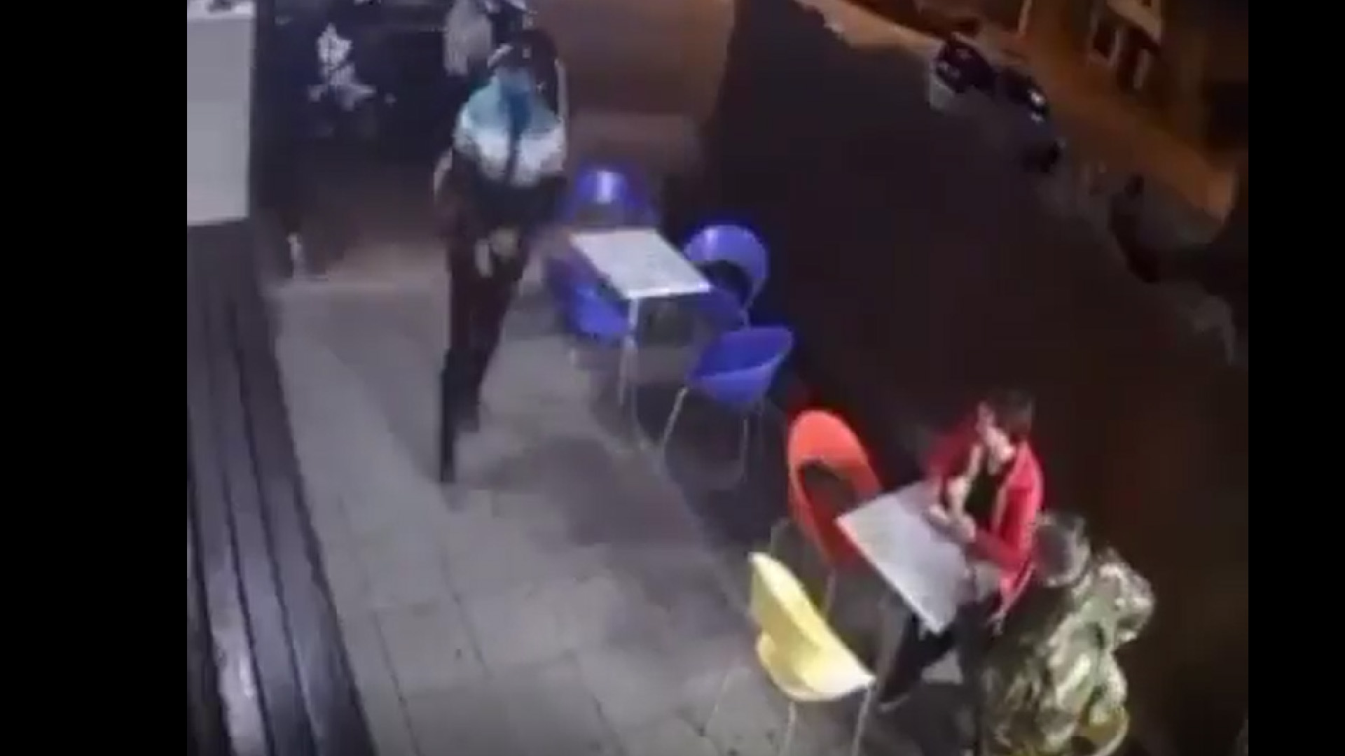 #Video Policía frustra robo mientras comía helado con su hijo; hiere a un asaltante