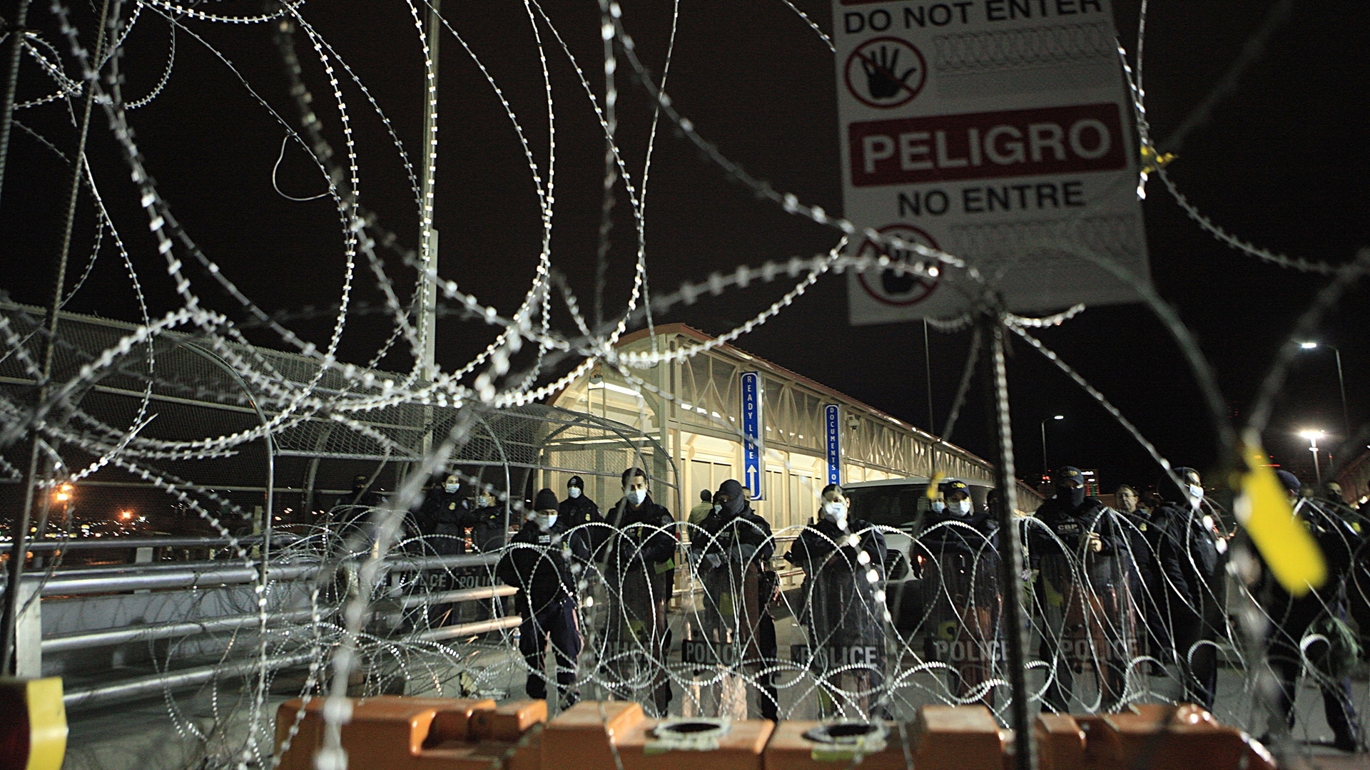 Migrantes cubanos intentan cruzar la frontera entre México y EE.UU. - policias-de-eeuu-resguardan-frontera-con-mexico-de-el-paso