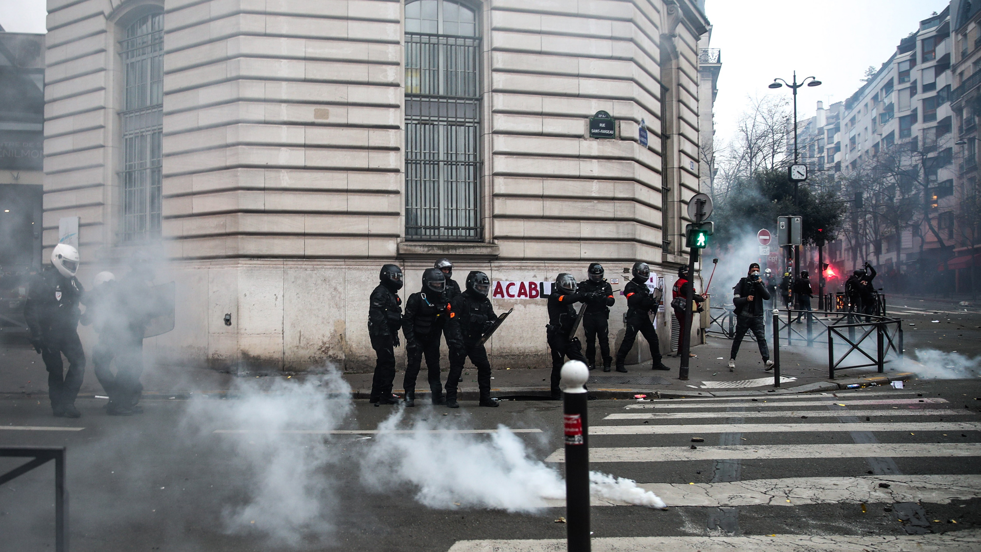 Protestas contra ley de seguridad en Francia dejan 95 detenidos y 67 policías heridos - policias-durante-manifestaciones-en-francia