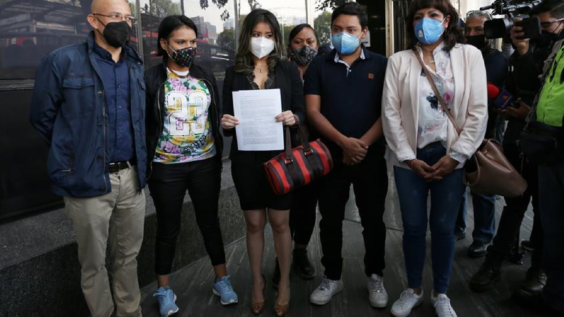 Padres de niños con cáncer presentan denuncia ante FGR por omisión contra titular de CNDH