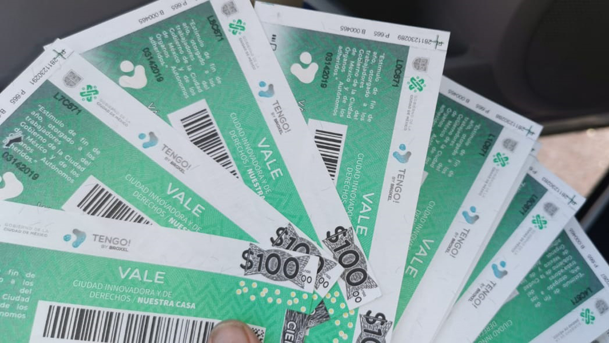 Denuncian trabajadores del Gobierno capitalino entrega de vales de despensa falsos