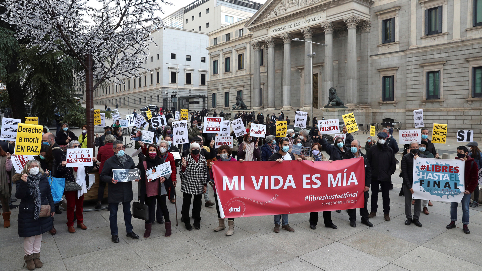 Aprueba Congreso de España ley para reconocer la eutanasia como un derecho - protesta-en-espana-a-favor-de-la-eutanasia