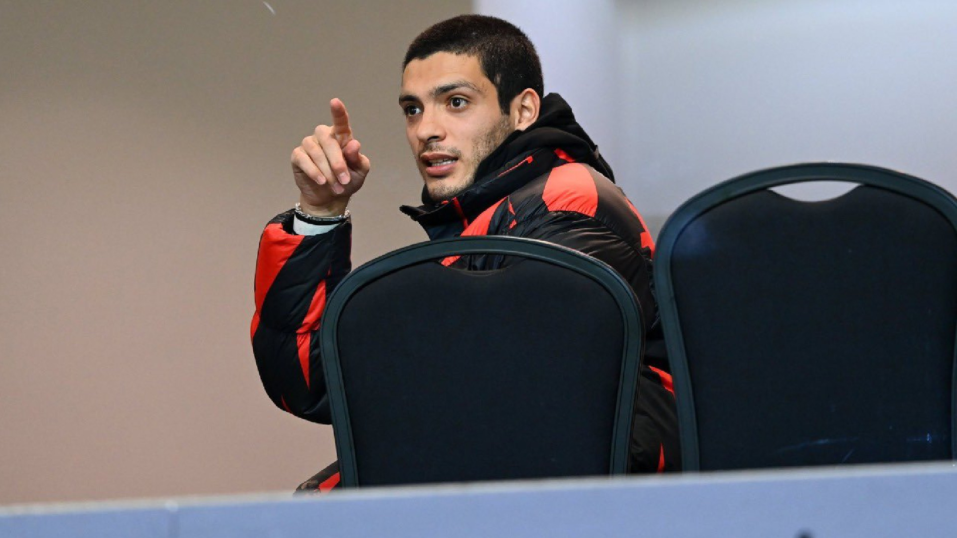 Raúl Jiménez reaparece en el Molineux Stadium para apoyar a los Wolves