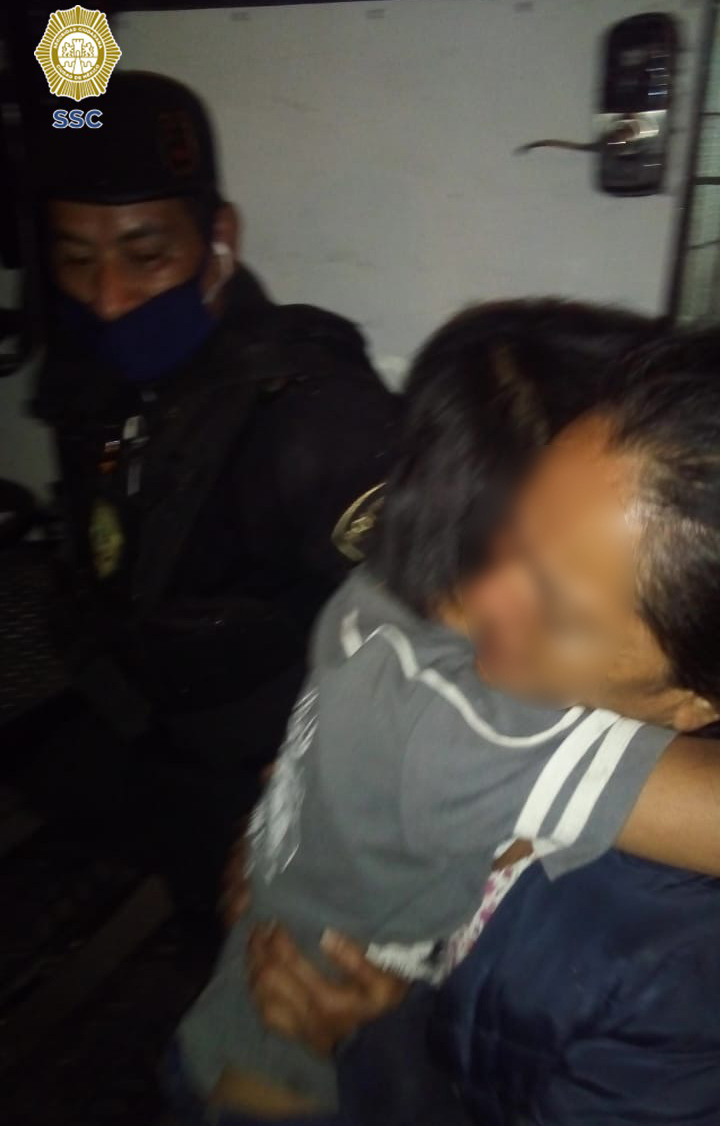 Policías reúnen con su madre a menor extraviado en la colonia Morelos - reencuentro-de-nino-extraviado-con-su-madre