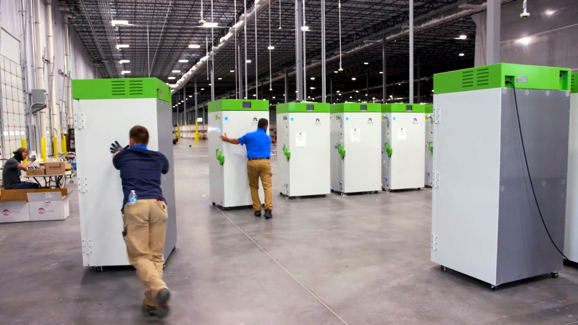 Vacunación contra COVID-19 en EE.UU. iniciará el lunes - refrigeradores-de-red-ultrafia-para-preservar-vacuna-contra-covid-19-de-pfizer