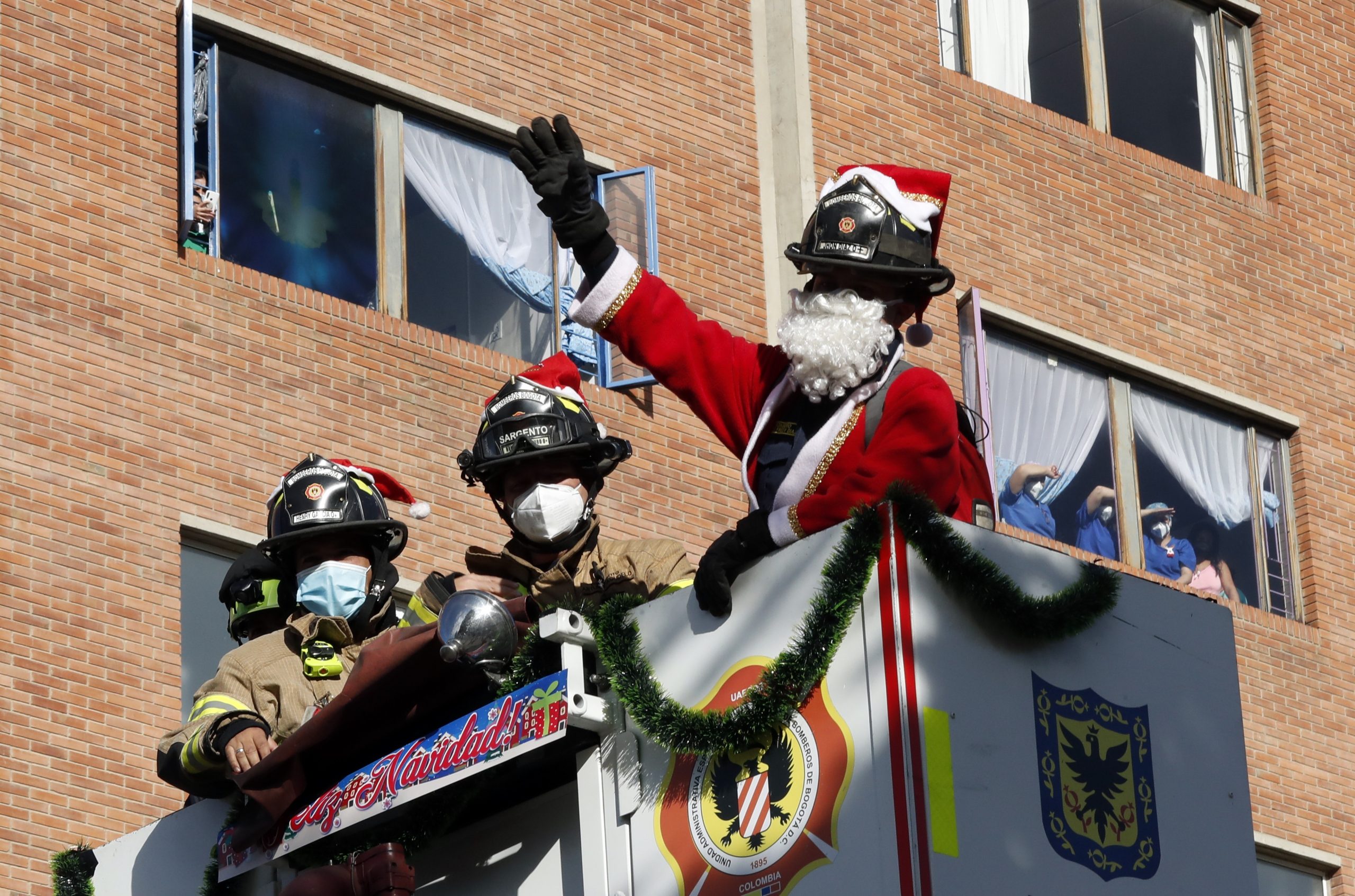 Bomberos de Bogotá llevan regalos a niños y ancianos hospitalizados - regalos-bomberos-bogota1-scaled