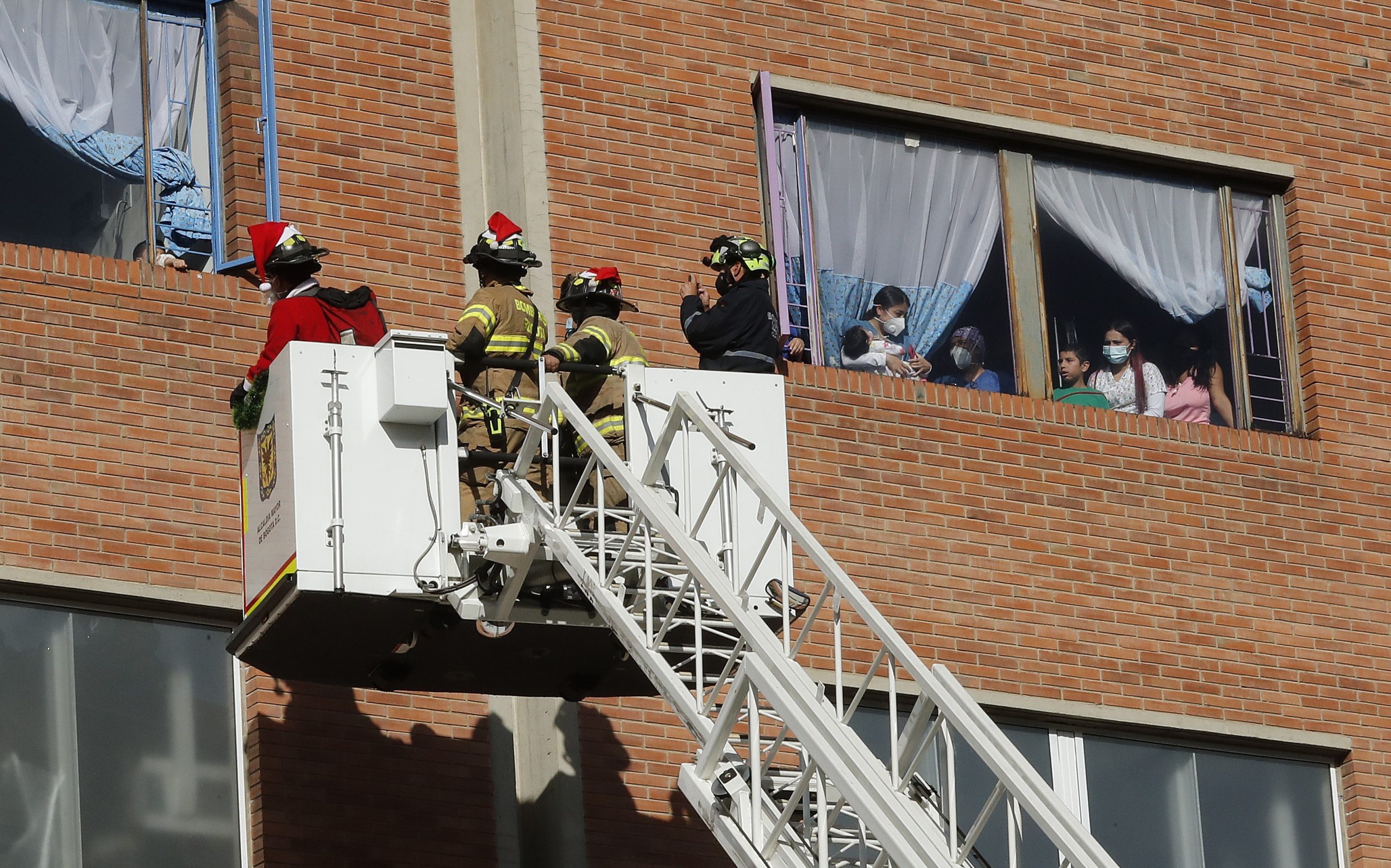 Bomberos de Bogotá llevan regalos a niños y ancianos hospitalizados - regalos-bomberos-bogota2-scaled