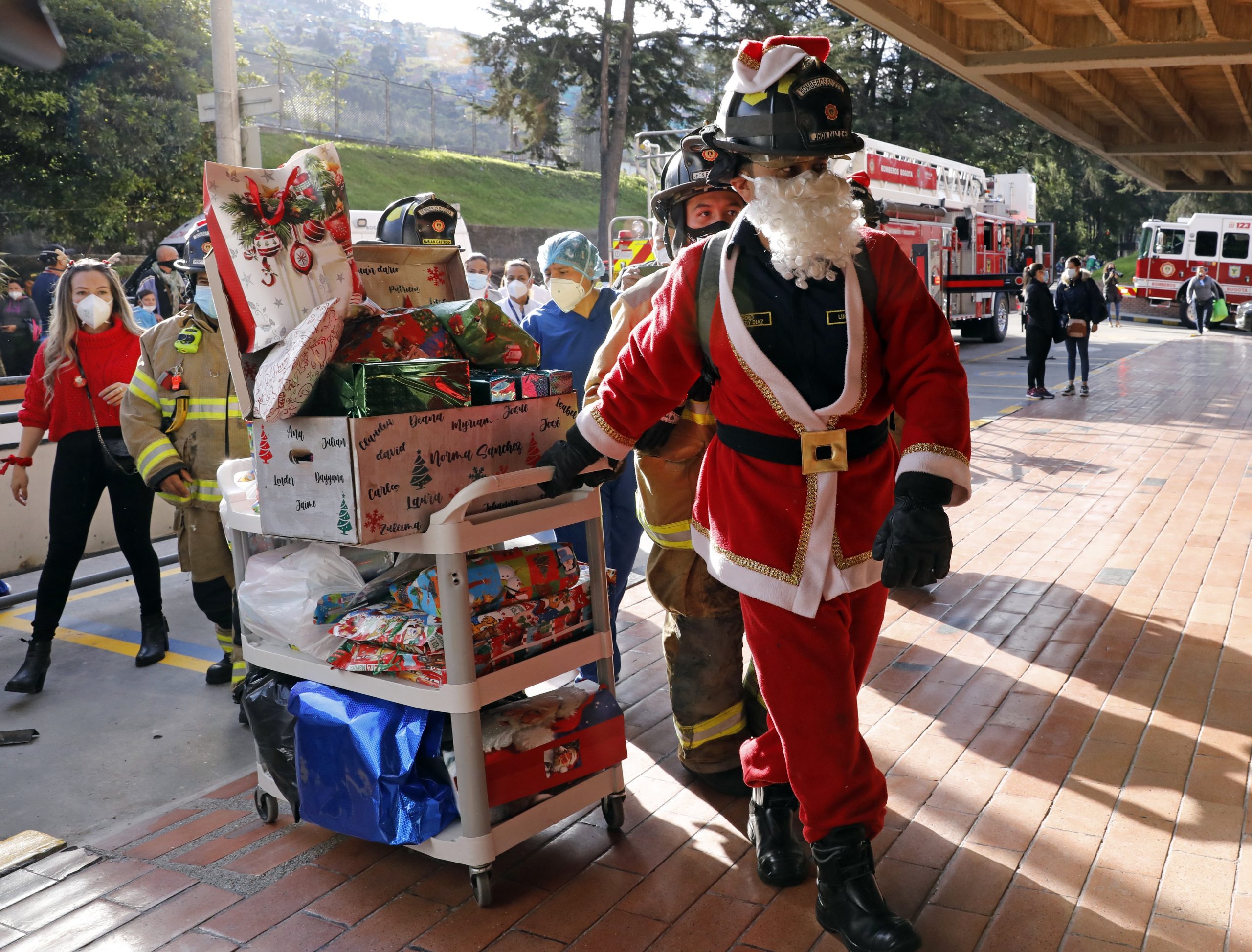Bomberos de Bogotá llevan regalos a niños y ancianos hospitalizados - regalos-bomberos-bogota3-scaled