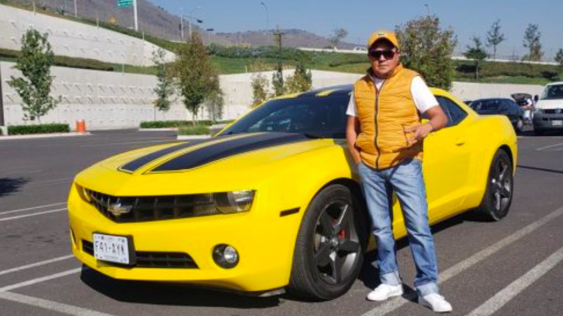 Regidor de Morena por Atizapán aparece en fotografías portando armas del uso exclusivo del Ejército