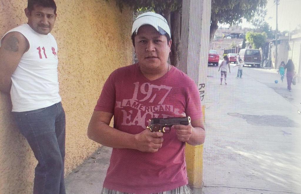 Regidor de Morena por Atizapán aparece en fotografías portando armas del uso exclusivo del Ejército - regidor-de-morena-con-armas