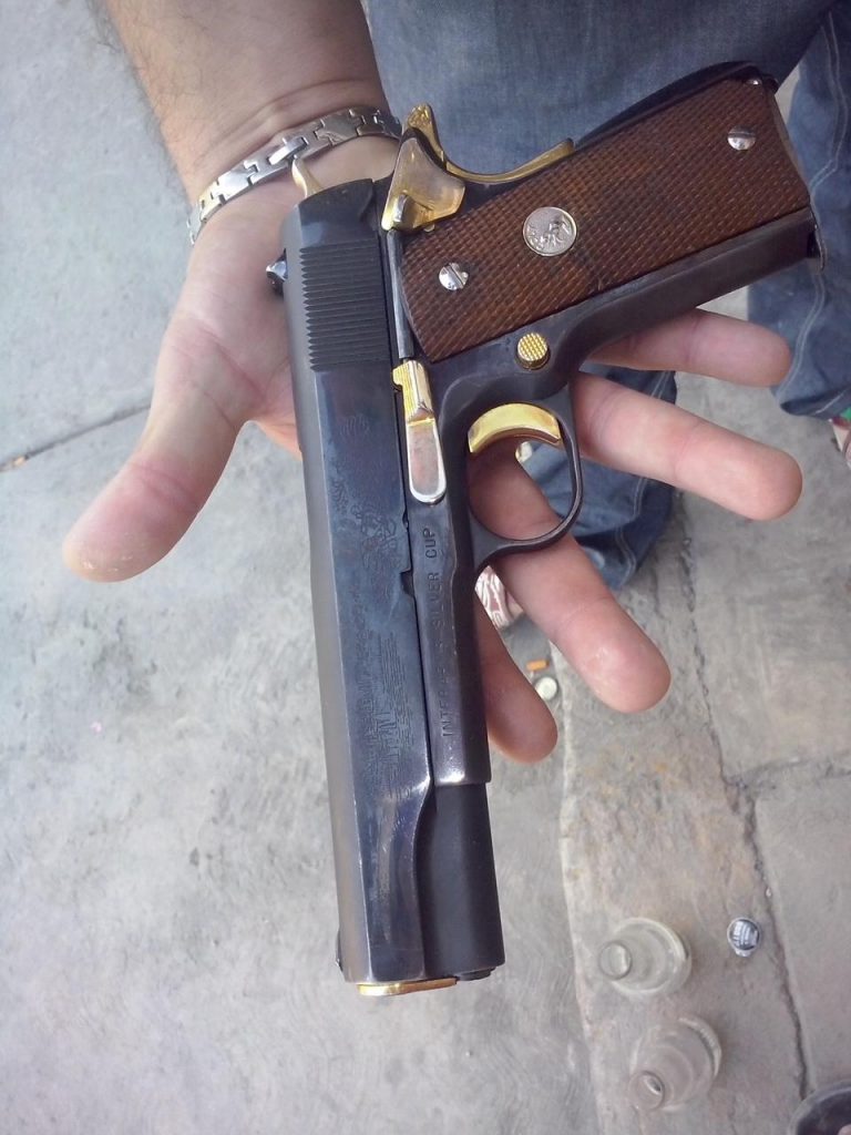 Regidor de Morena por Atizapán aparece en fotografías portando armas del uso exclusivo del Ejército - regisdor-de-morena-con-armas