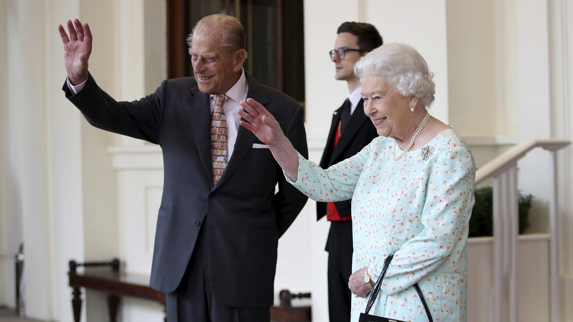 Reina Isabel recibe vacuna contra el COVID-19