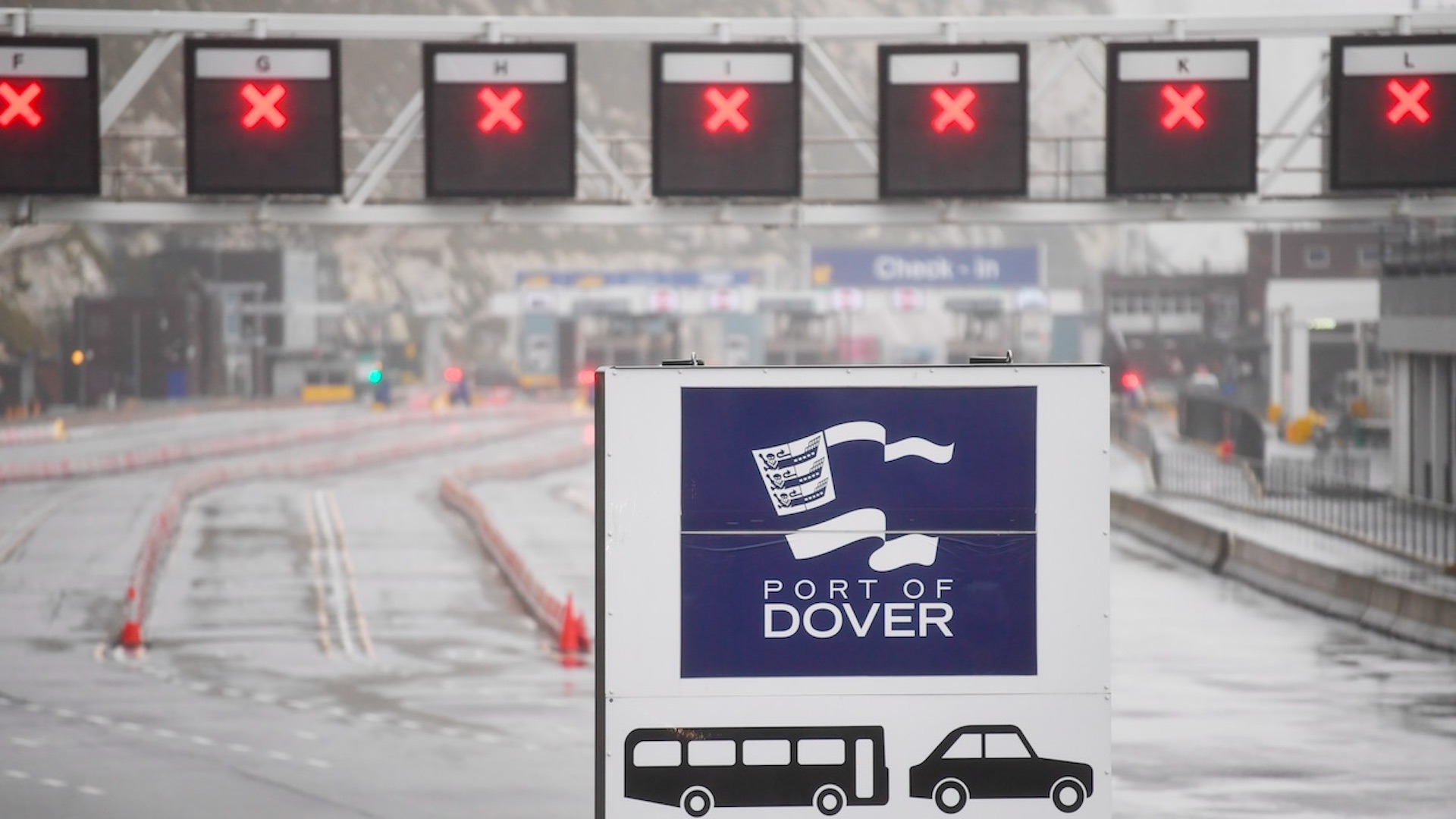 Reino Unido se mantiene aislado por temor a la nueva cepa de COVID-19