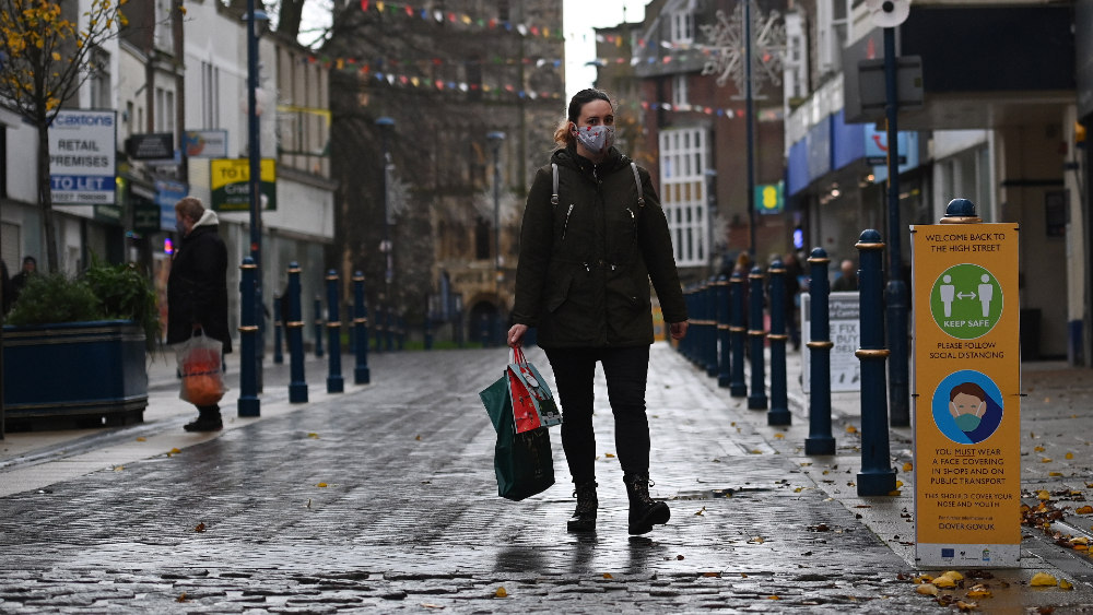 Número de nuevos casos por COVID-19 en Reino Unido se dispara y supera los 53 mil