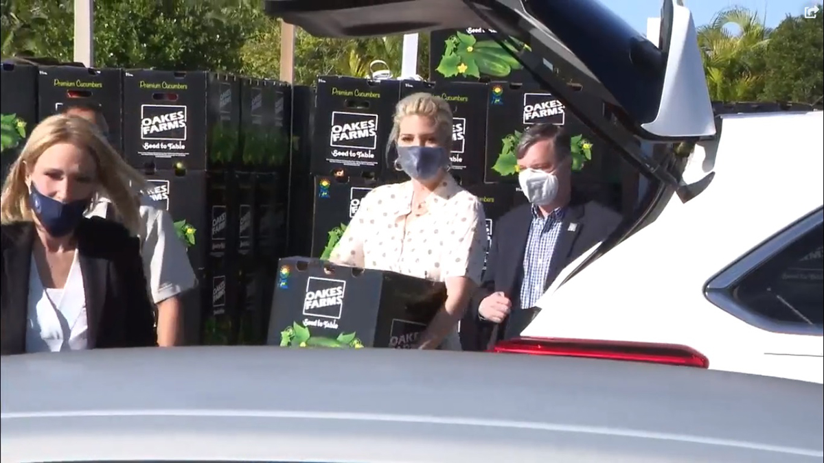 Ivanka Trump reparte comida gratis por Navidad en Miami