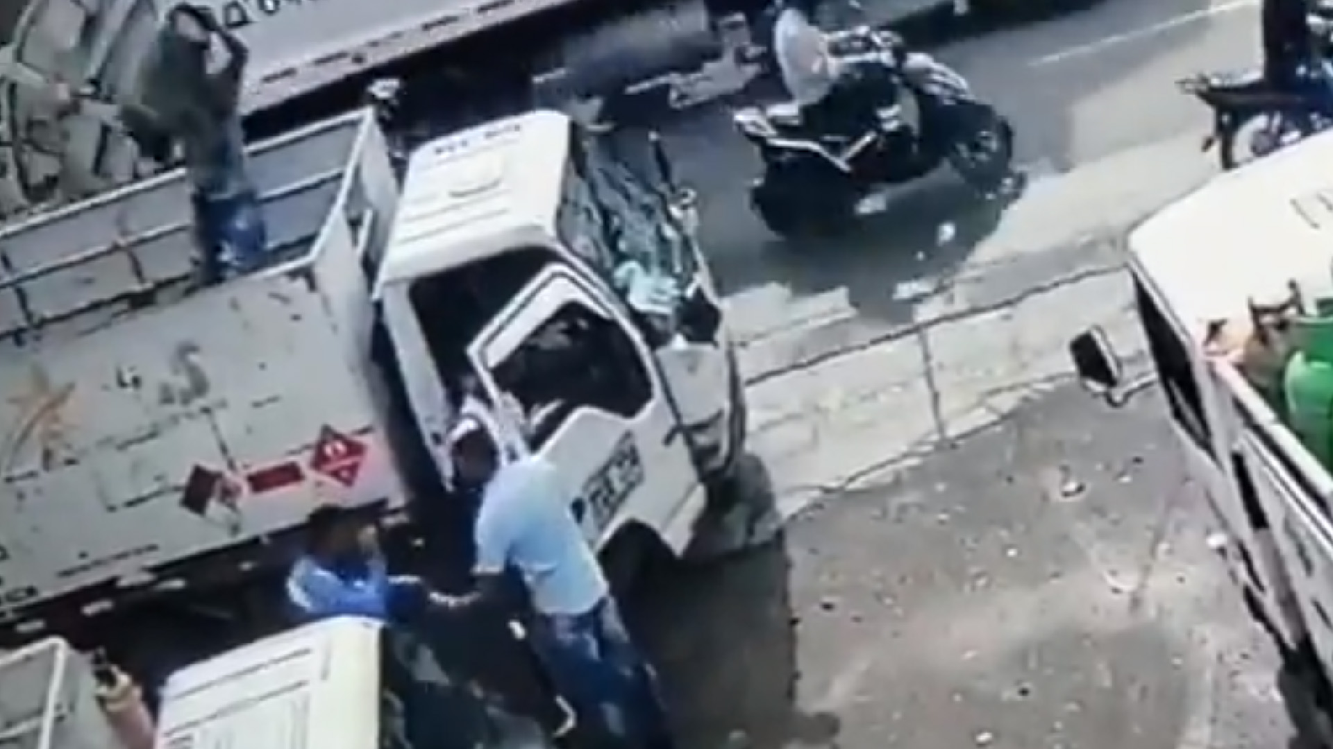 #Video Repartidor golpea con tanque de gas a sujeto para evitar asalto #Video Repartidor golpea con tanque de gas a sujeto para evitar asalto