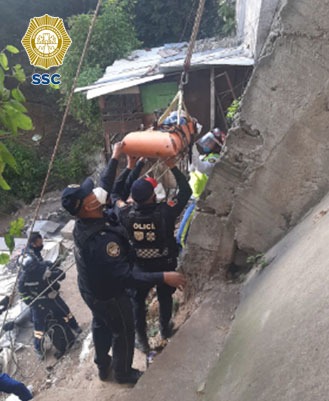 Rescatan en CDMX a adolescente de 13 años que cayó a barranca - rescate-de-adolescente-de-barranca-en-alvaro-obregon