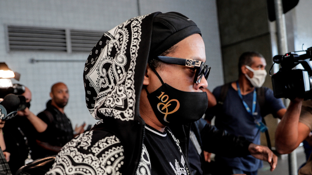 Ronaldinho pide oraciones por su madre hospitalizada por COVID-19
