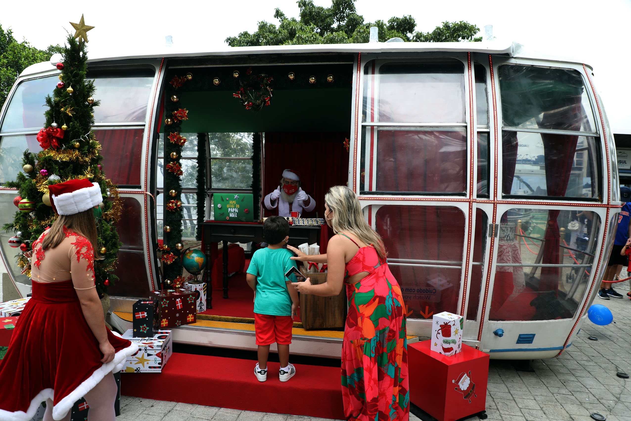 #Viral Intrépido Santa Claus se lanza de rapel en el Pan de Azúcar de Río de Janeiro - santa-claus-rapel-rio-de-janeiro-brasil-2