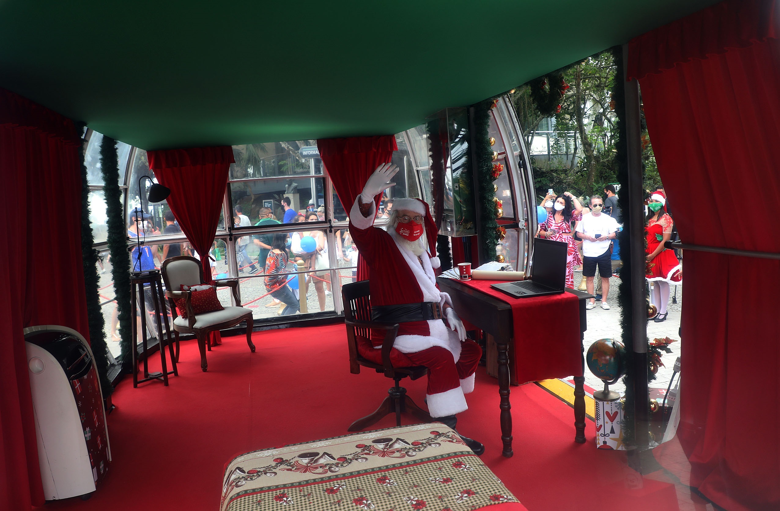 #Viral Intrépido Santa Claus se lanza de rapel en el Pan de Azúcar de Río de Janeiro - santa-claus-rapel-rio-de-janeiro-brasil-3