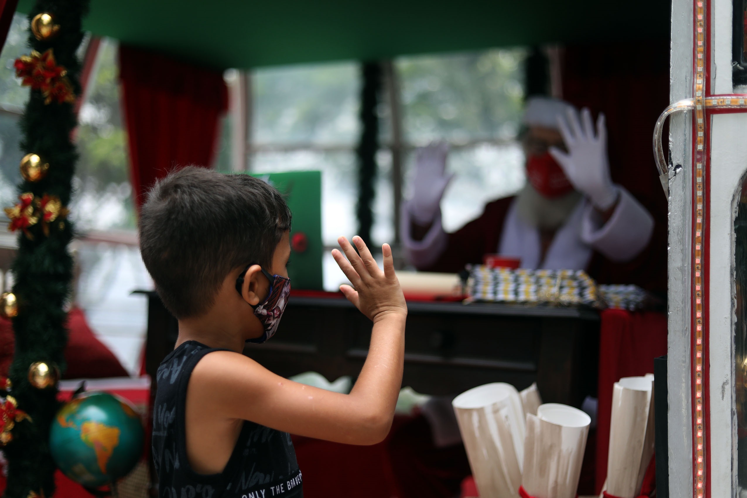#Viral Intrépido Santa Claus se lanza de rapel en el Pan de Azúcar de Río de Janeiro - santa-claus-rapel-rio-de-janeiro-brasil-5