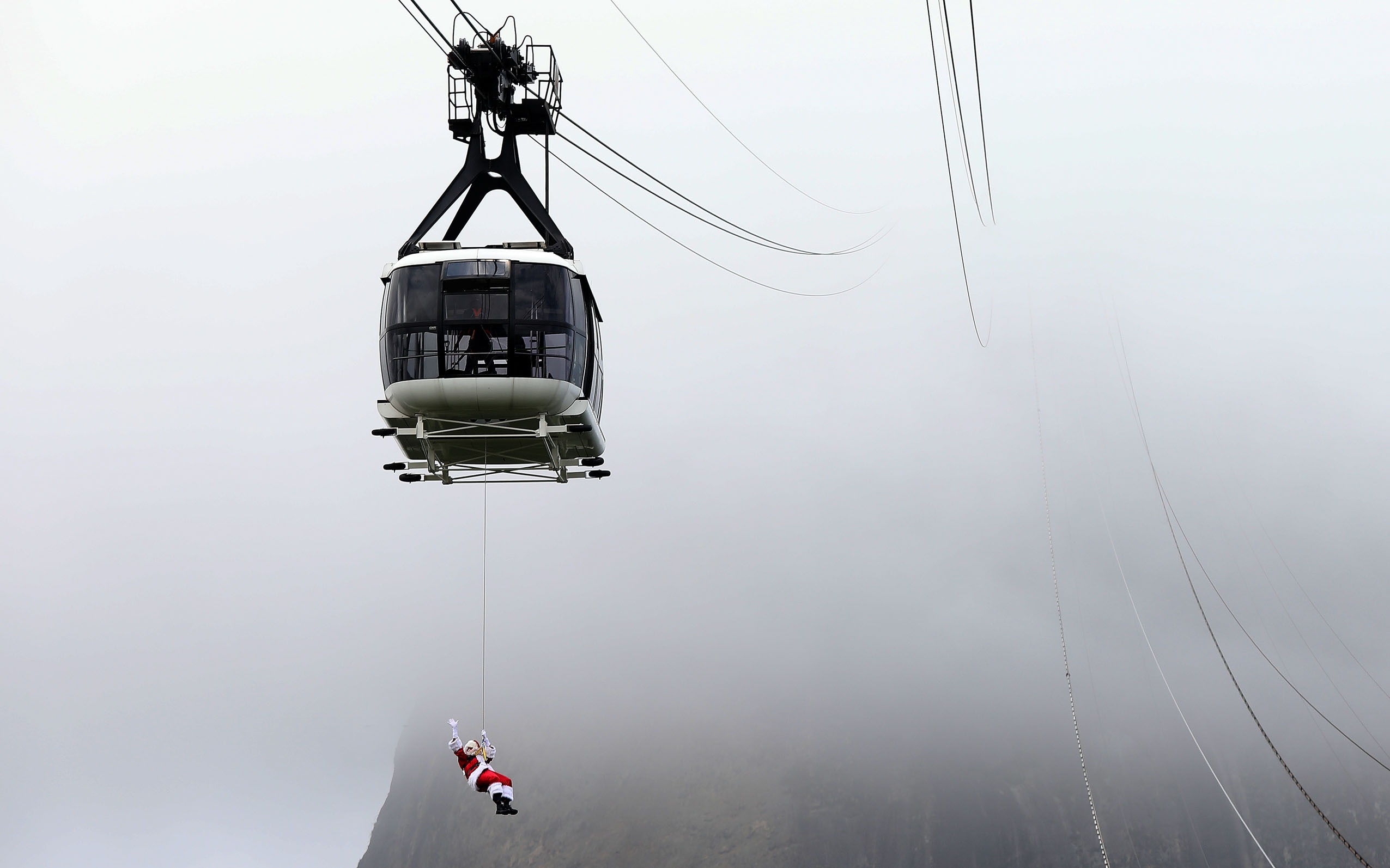 #Viral Intrépido Santa Claus se lanza de rapel en el Pan de Azúcar de Río de Janeiro - santa-claus-rapel-rio-de-janeiro-brasil-6