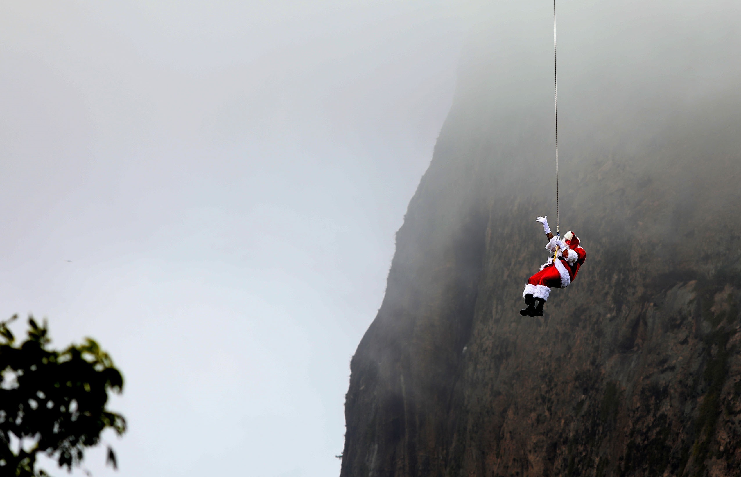 #Viral Intrépido Santa Claus se lanza de rapel en el Pan de Azúcar de Río de Janeiro - santa-claus-rapel-rio-de-janeiro-brasil-7
