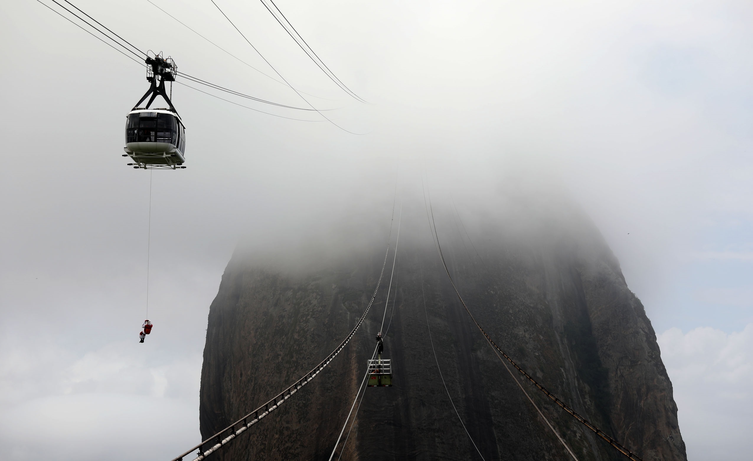 #Viral Intrépido Santa Claus se lanza de rapel en el Pan de Azúcar de Río de Janeiro - santa-claus-rapel-rio-de-janeiro-brasil-8