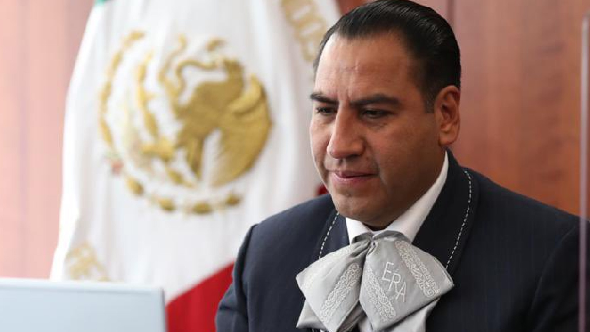 Senador Eduardo Ramírez llama, vestido de charro, a usar cubrebocas