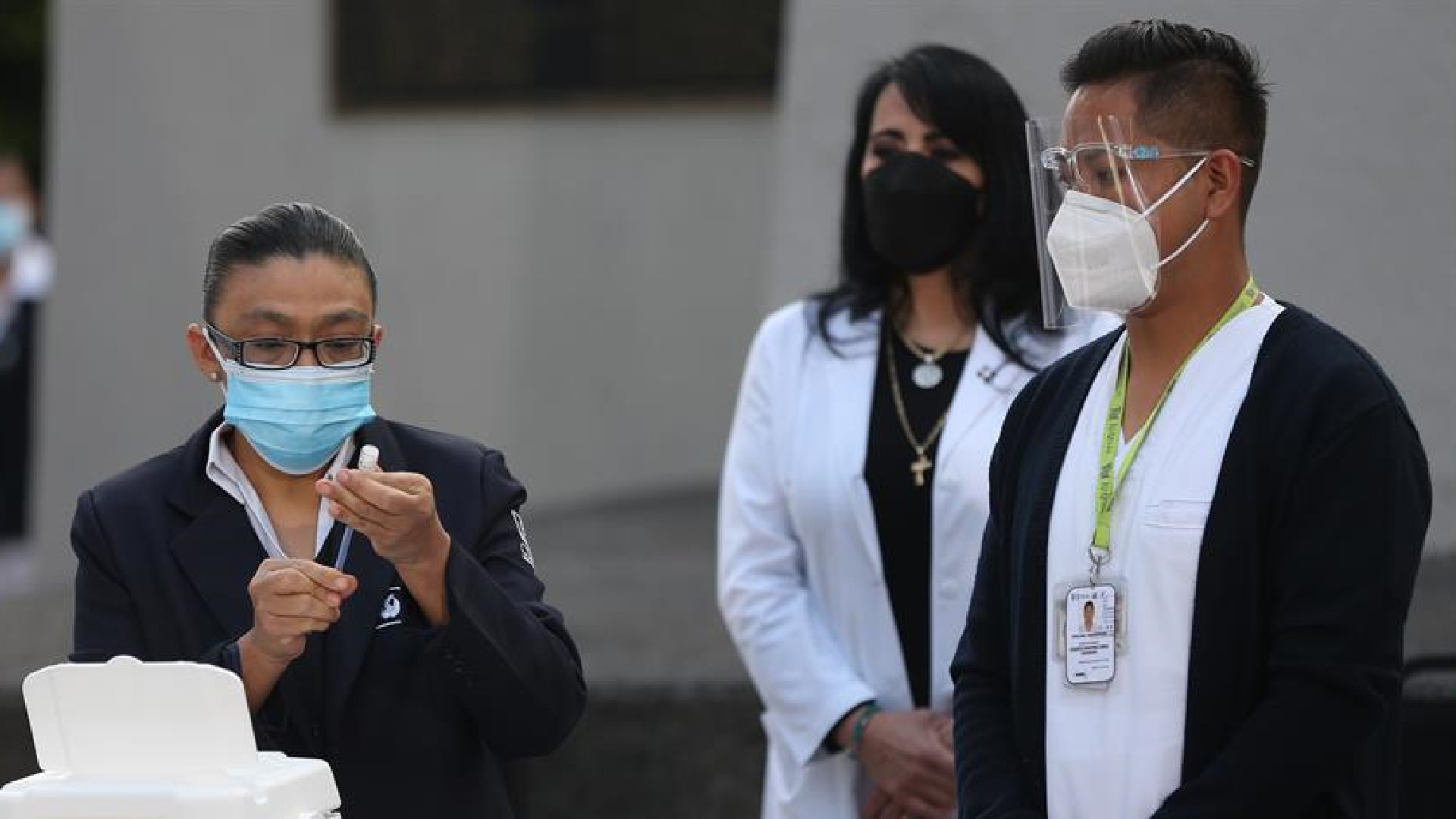 Sistema de salud en México afrontará 2021 presionado por vacunación contra COVID-19 y desabasto de medicamentos