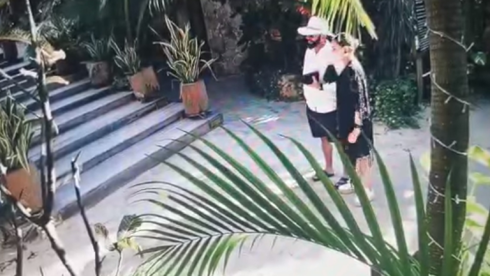 #VIDEO Sujeto intenta incendiar recubrimiento orgánico de hotel en Tulum